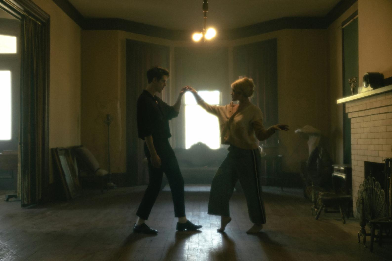 Pareja bailando vals en salón elegante